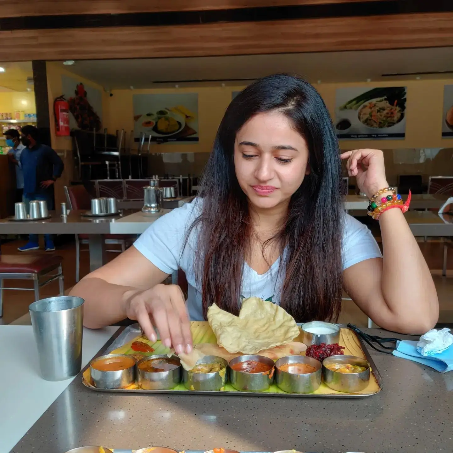 POONAM BAJWA MESMERIZING LOOKS BEAUTIFUL EATING FOOD 5